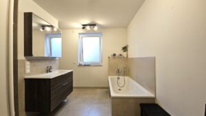 Wannenbad mit Wohnraumfenster