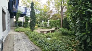 Nahezu uneinsehbarer Gartenbereich