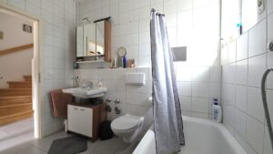 Modernes Badezimmer mit Tageslichtfenster